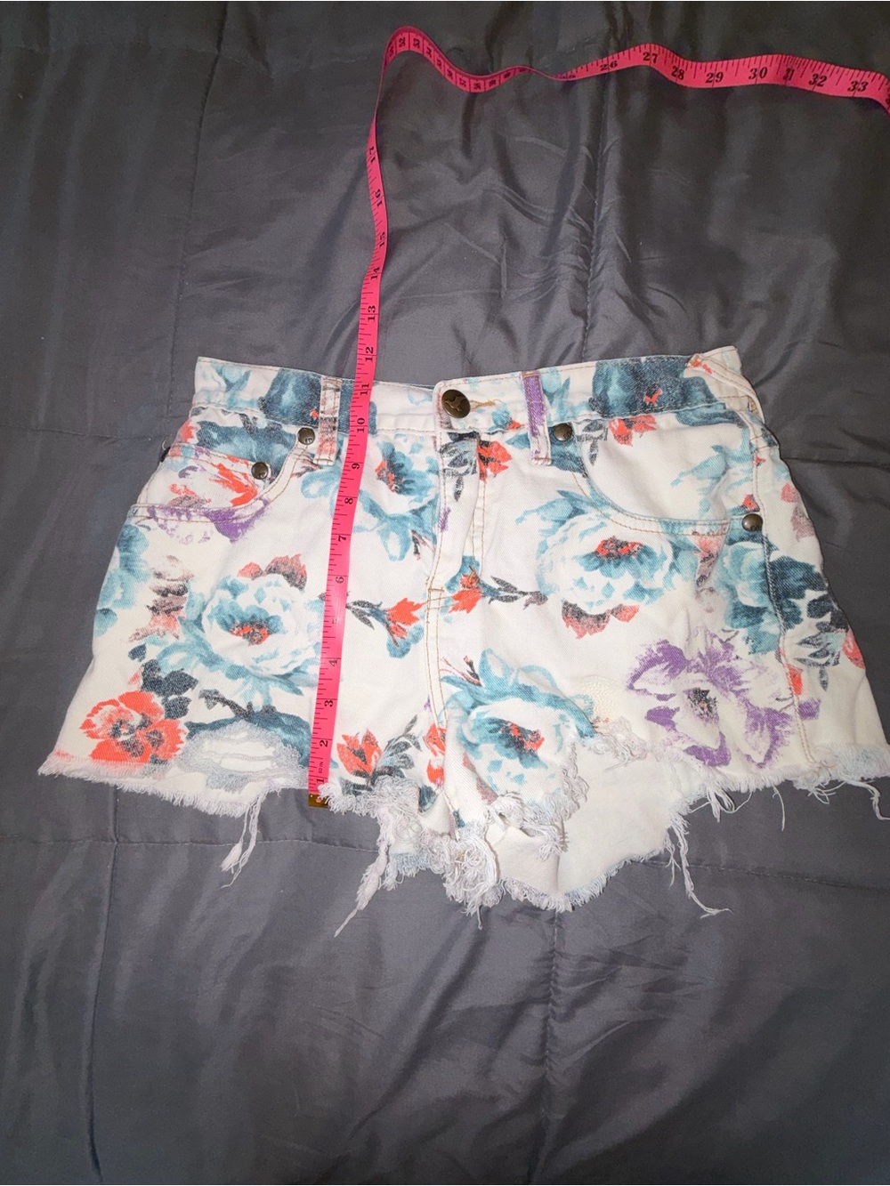 Free People Floral Denim Cutoff Shorts White Blue Boho Festival Size 29 - Picture 6 of 6